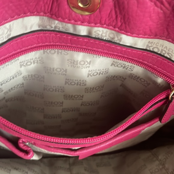 MK Leather hot pink shoulder bag with gold chain and accessory - Picture 6 of 6